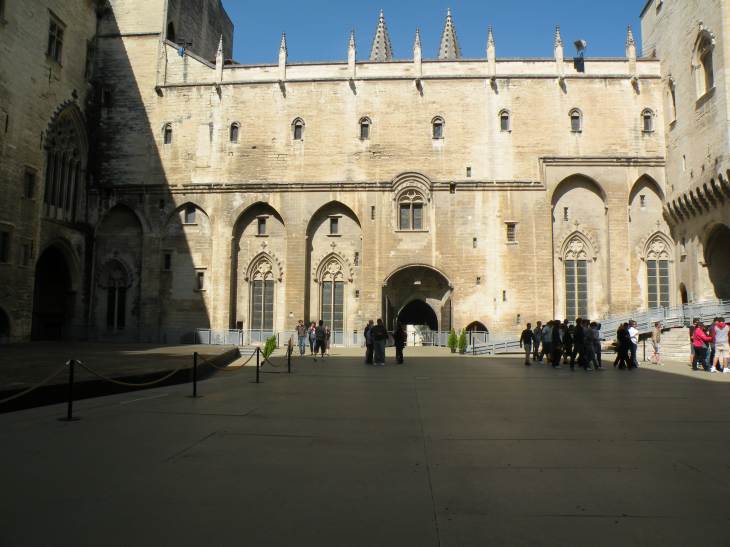  Palais des Papes, cour intérieure